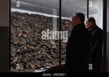 Reportage: Second Gentleman Douglas Emhoff Visit to Poland (2023) - Second Gentleman Douglas Emhoff osserva una mostra di scarpe che appartenevano alle persone del campo di concentramento durante un tour, venerdì 27 gennaio 2023, al Museo Auschwitz-Birkenau di Oswiecim, Polonia. Foto Stock