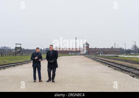 Reportage: Second Gentleman Douglas Emhoff Visit to Poland (2023) - Second Gentleman Douglas Emhoff partecipa ad un tour, venerdì 27 gennaio 2023, al Museo Birkenau di Oswiecim, Polonia. Foto Stock