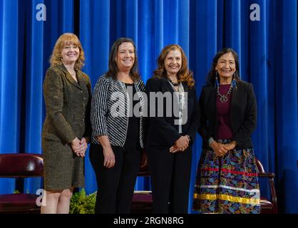 Reportage: Segretario Deb Haaland alla cerimonia di Naturalization presso il Stuart Lee Udall Building di Washington, D.C. (novembre 2022) Foto Stock