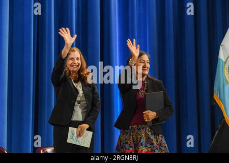 Reportage: Segretario Deb Haaland alla cerimonia di Naturalization presso il Stuart Lee Udall Building di Washington, D.C. (novembre 2022) Foto Stock