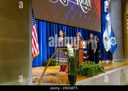 Reportage: Segretario Deb Haaland alla cerimonia di Naturalizzazione presso lo Stuart Lee Udall Building a Washington, D.C. (novembre 2022). Deb Haaland e altri ufficiali che dicono la promessa di fedeltà. Foto Stock