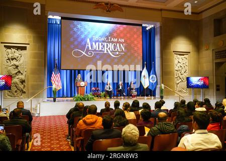 Reportage: Segretario Deb Haaland alla cerimonia di Naturalization presso il Stuart Lee Udall Building di Washington, D.C. (novembre 2022) Foto Stock