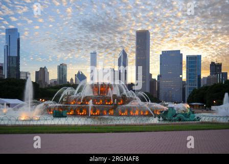 Quando il sole tramonta, Buckingham Fountain è eccezionalmente bella. Foto Stock