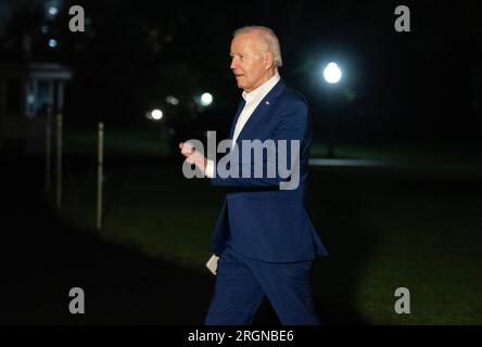 Washington, Stati Uniti. 10 agosto 2023. Il presidente degli Stati Uniti Joe Biden ondeggia mentre cammina sul South Lawn mentre torna alla Casa Bianca di Washington, DC da una visita di tre giorni in Arizona, nuovo Messico e Utah giovedì 10 agosto 2023. Credito: Ron Sachs/Pool tramite CNP Credit: Abaca Press/Alamy Live News Foto Stock