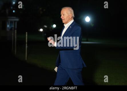 Washington, Stati Uniti d'America. 10 agosto 2023. Il presidente degli Stati Uniti Joe Biden saluta mentre cammina sul South Lawn mentre torna alla Casa Bianca a Washington, DC da una visita di tre giorni in Arizona, nuovo Messico e Utah giovedì 10 agosto 2023. Credito: Ron Sachs/Pool/Sipa USA Credit: SIPA USA/Alamy Live News Foto Stock