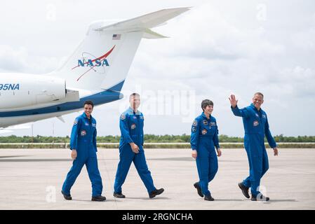 Reportage: Missione SpaceX Crew-4 (aprile 2022) - astronauti NASA Jessica Watkins, sinistra, Kjell Lindgren, secondo da sinistra, astronauta ESA (Agenzia spaziale europea) Samantha Cristoforetti, secondo da destra, e l'astronauta della NASA Robert Hines, giusto, sono visti mentre lasciano la struttura di lancio e atterraggio dopo aver risposto alle domande dei membri dei media al Kennedy Space Center della NASA prima della missione Crew-4 di SpaceX, lunedì 18 aprile 2022, in Florida. Foto Stock