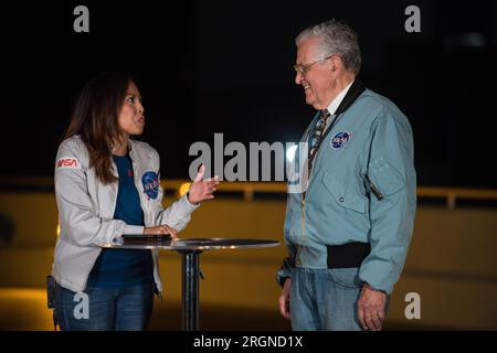 Reportage: Missione SpaceX Crew-4 (aprile 2022) - astronauta Apollo 17, Harrison Schmitt, Right, è intervistato dall'ufficiale del Kennedy Space Center Public Affairs, Megan Cruz, all'Operations Support Building II prima del lancio di un razzo SpaceX Falcon 9 che trasportava la navicella spaziale Crew Dragon della compagnia nella missione SpaceX Crew-4 della NASA, mercoledì 27 aprile 2022, al Kennedy Space Center della NASA in Florida. Foto Stock