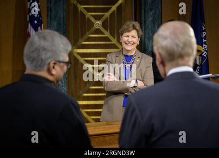 Reportage: NASA Before the Senate Slicks Commerce, Justice, Science, and Related Agencies SubCommittee (maggio 2022) - la senatrice Jeanne Shaheen, parla con il direttore della National Science Foundation Sethuraman Panchanathan, Left, e l'amministratore della NASA Bill Nelson prima di un'audizione, martedì 3 maggio 2022, presso il Dirksen Senate Office Building Foto Stock