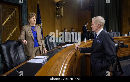 Reportage: NASA Before the Senate Slicks Commerce, Justice, Science, and Related Agencies SubCommittee (maggio 2022) - la senatrice Jeanne Shaheen, D-N.H., parla con l'amministratore della NASA Bill Nelson prima di un'audizione, martedì 3 maggio 2022, presso il Dirksen Senate Office Building Foto Stock