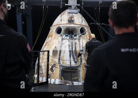 Reportage: NASA's SpaceX Crew-3 Splashdown (maggio 2022) - le squadre di supporto lavorano intorno alla navicella spaziale SpaceX Crew Dragon Endurance poco dopo essere atterrata nel Golfo del Messico, al largo della costa di Tampa, Florida, venerdì 6 maggio 2022. Foto Stock