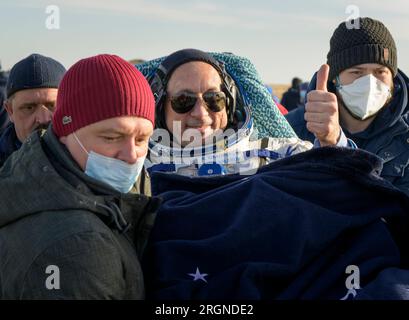 Reportage: Expedition 66 Soyuz Landing (marzo 2022) - Expedition 66 il cosmonauta russo Anton Shkaplerov viene trasportato in una tenda medica poco dopo che lui e i compagni di equipaggio di Roscosmos sono atterrati nella loro navicella Soyuz MS-19 vicino alla città di Zhezkazgan, Kazakistan, mercoledì 30 marzo 2022. Foto Stock