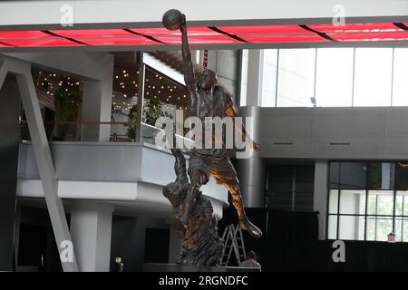 Una statua dei Chicago Bulls custodisce Michael Jordan nell'atrio dello United Center, lunedì 7 agosto 2023, a Chicago. Foto Stock