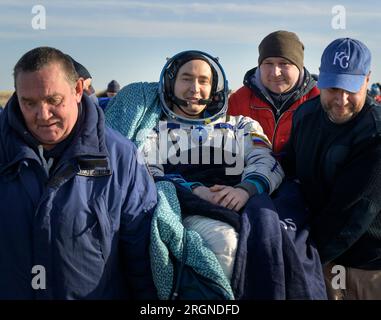 Reportage: Expedition 66 Soyuz Landing (marzo 2022) - Expedition 66 il cosmonauta russo Pyotr Dubrov viene trasportato in una tenda medica poco dopo che lui e i compagni di equipaggio sono atterrati nella loro navicella Soyuz MS-19 vicino alla città di Zhezkazgan, Kazakistan, mercoledì 30 marzo 2022. Foto Stock