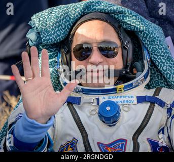 Reportage: Expedition 66 Soyuz Landing (marzo 2022) - il cosmonauta russo Anton Shkaplerov viene visto fuori dalla navicella Soyuz MS-19 dopo essere atterrato con altri membri dell'equipaggio della Expedition 66 in un'area remota vicino alla città di Zhezkazgan, Kazakistan, mercoledì 30 marzo 2022. Foto Stock