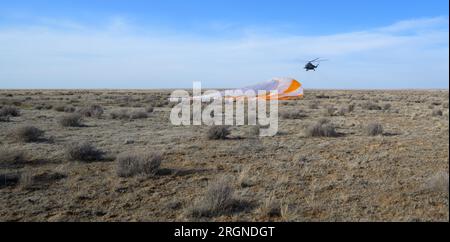 Reportage: Expedition 66 Soyuz Landing (marzo 2022) - le squadre russe di ricerca e salvataggio arrivano alla navicella Soyuz MS-19 poco dopo essere atterrate in un'area remota vicino alla città di Zhezkazgan, Kazakistan, mercoledì 30 marzo 2022. Foto Stock
