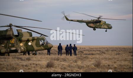 Reportage: Expedition 66 Soyuz Landing (marzo 2022) - il personale di supporto russo inizia a lasciare il sito di atterraggio della Sojuz MS-19 poco dopo essere atterrato in un'area remota vicino alla città di Zhezkazgan, Kazakistan, mercoledì 30 marzo 2022. Foto Stock