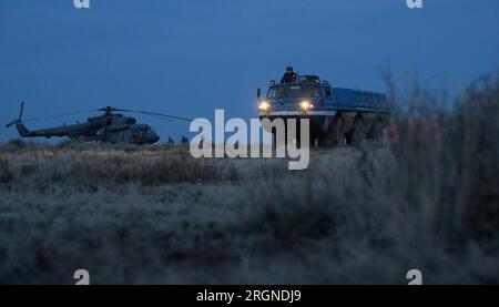 Reportage: Expedition 66 Soyuz Landing (marzo 2022) - Un veicolo russo All Terrain consegna Expedition 66 NASA astronauta Mark Vande Hei ad un elicottero in attesa che lo porterà a Karaganda dopo essere atterrato sulla navicella spaziale Sojuz MS-19 vicino alla città di Zhezkazgan, Kazakistan, mercoledì 30 marzo 2022. Foto Stock