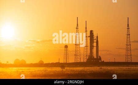 Reportage: Artemis i Wet Dress Rehearsal (aprile 2022) - il razzo Space Launch System (SLS) della NASA con la navicella spaziale Orion a bordo è visto all'alba in cima a un lanciatore mobile al Launch Complex 39B, lunedì 4 aprile 2022, mentre il team di lancio di Artemis i conduce il test di prova di abiti umidi al Kennedy Space Center della NASA in Florida. Foto Stock