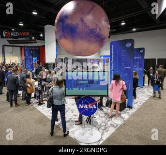 Reportage: 37th Space Symposium (2022) - i partecipanti visitano l'area espositiva della NASA durante il 37th Space Symposium, martedì 5 aprile 2022 Foto Stock