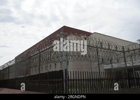 Filo spinato presso il Cook County Department of Corrections Maximum Security Prison Jail, lunedì 7 agosto 2023, a Chicago. Foto Stock