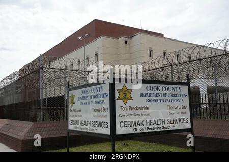 Filo spinato presso il Cook County Department of Corrections Maximum Security Prison Jail, lunedì 7 agosto 2023, a Chicago. Foto Stock