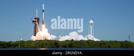 Reportage: Axiom Mission 1 (aprile 2022) - Un razzo SpaceX Falcon 9 che trasporta la navicella spaziale Crew Dragon della compagnia viene lanciato sulla Axiom Mission 1 (Ax-1) alla stazione spaziale Internazionale venerdì 8 aprile 2022, al Kennedy Space Center della NASA in Florida. Foto Stock