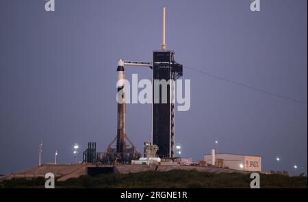 Reportage: Axiom Mission 1 (aprile 2022) - Un razzo SpaceX Falcon 9 con la navicella spaziale Crew Dragon della compagnia a bordo è visto sulla piattaforma di lancio del Launch Complex 39A mentre i preparativi per Axiom Mission 1 (Ax-1), giovedì 7 aprile 2022, al Kennedy Space Center della NASA in Florida. Foto Stock