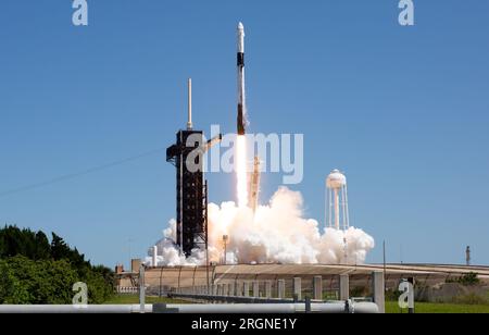 Reportage: Axiom Mission 1 (aprile 2022) - Un razzo SpaceX Falcon 9 che trasporta la navicella spaziale Crew Dragon della compagnia viene lanciato sulla Axiom Mission 1 (Ax-1) alla stazione spaziale Internazionale, venerdì 8 aprile 2022, al Kennedy Space Center della NASA in Florida. Foto Stock