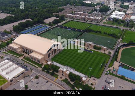 Loftus Sports Center, la struttura di allenamento al coperto per il Notre Dame Fighting Irish football, atletica leggera, canottaggio, calcio femminile, calcio maschile, lacrosse femminili, lacrosse maschili, squadre di baseball e softball, LaBar Football Practice Fields, Courtney Tennis Center e Alumni Soccer Stadium, lunedì 7 agosto 2023, a South Bend, IND Foto Stock