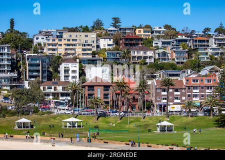 Sobborgo Bronte di Sydney, nella periferia orientale, appartamenti e case sulla spiaggia accanto al parco Bronte e alla spiaggia Bronte, New South Wales, Australia, 2023 Foto Stock