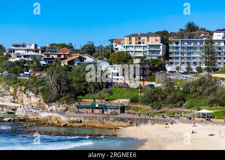 Sobborgo Bronte di Sydney, nella periferia orientale, appartamenti e case sulla spiaggia accanto al parco Bronte e alla spiaggia Bronte, New South Wales, Australia, 2023 Foto Stock