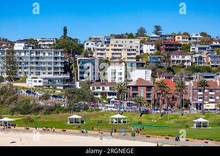 Sobborgo Bronte di Sydney, nella periferia orientale, appartamenti e case sulla spiaggia accanto al parco Bronte e alla spiaggia Bronte, New South Wales, Australia, 2023 Foto Stock