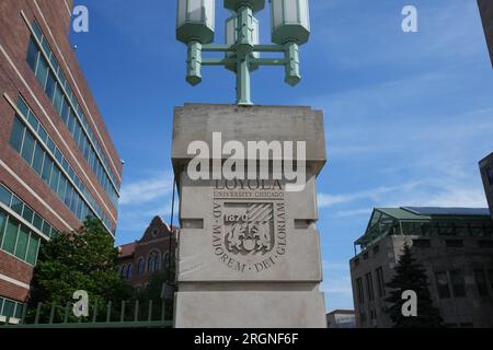 Un cartello all'ingresso della Loyola University Chicago, lunedì 7 agosto 2023, a Chicago. (Kirby Lee tramite AP) Foto Stock