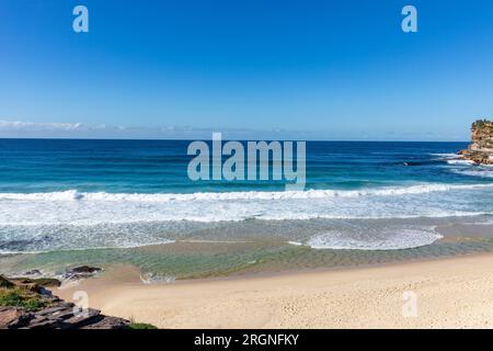 Bronte Beach nei sobborghi orientali di Sydney, cielo azzurro e vista diurna della spiaggia e dell'oceano, Sydney, NSW, Australia Foto Stock