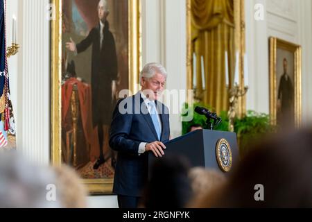 Reportage: Evento della Casa Bianca in occasione del 30° anniversario del Family and Medical Leave Act - l'ex presidente Bill Clinton pronuncia osservazioni in un evento che segna il 30° anniversario del Family and Medical Leave Act, giovedì 2 febbraio 2023, nella East Room della Casa Bianca. Foto Stock