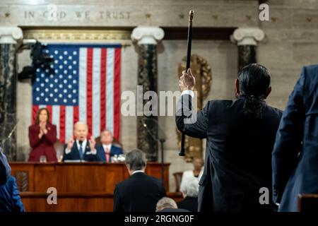 Reportage: Il presidente Joe Biden consegna il suo discorso sullo stato dell'Unione, martedì 7 febbraio 2023, al piano della camera del Campidoglio degli Stati Uniti, Crowd e Kamala Harris cheer. Foto Stock