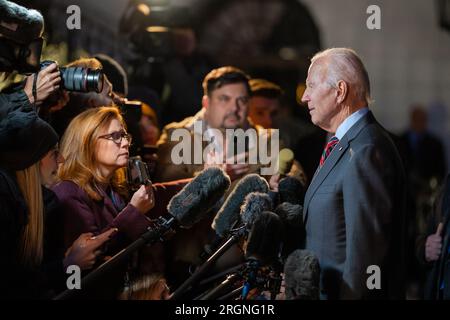 Reportage: Il presidente Joe Biden parla alla stampa sul South Lawn della Casa Bianca prima di salire a bordo di Marine One, venerdì 27 gennaio 2023, in rotta verso Camp David, Maryland. Foto Stock