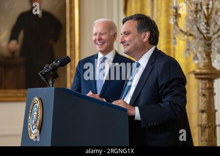 Reportage: Il presidente Joe Biden ospita un evento di transizione ufficiale per il capo di stato maggiore uscente Ron Klain - il capo di stato maggiore uscente Ron Klain fa osservazioni in un evento per celebrare la sua partenza e per dare il benvenuto al suo sostituto Jeff Zients, mercoledì 1° febbraio 2023, nella sala est della Casa Bianca. Foto Stock