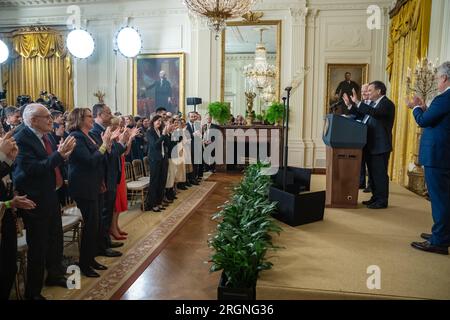 Reportage: Il presidente Joe Biden ospita un evento di transizione ufficiale per il capo di stato maggiore uscente Ron Klain - il capo di stato maggiore uscente Ron Klain riceve un caloroso benvenuto mentre fa commenti in un evento per celebrare la sua partenza e per dare il benvenuto al suo sostituto Jeff Zients, mercoledì 1° febbraio 2023, nella sala est della Casa Bianca. Foto Stock