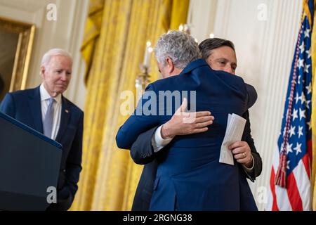 Reportage: il presidente Joe Biden ospita un evento di transizione ufficiale per il capo di stato maggiore uscente Ron Klain - il capo di stato maggiore uscente Ron Klain abbraccia il suo sostituto, il capo di stato maggiore entrante Jeff Zients, in un evento per celebrare la partenza di Klain, mercoledì 1 febbraio 2023, nella sala est della Casa Bianca. Foto Stock