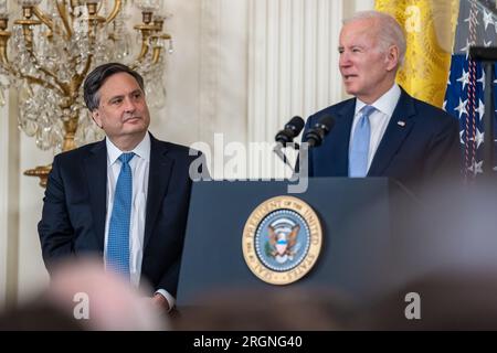 Reportage: il presidente Joe Biden ospita un evento di transizione ufficiale per il capo di stato maggiore uscente Ron Klain - il presidente Joe Biden ospita un evento di transizione ufficiale per il capo di stato maggiore uscente Ron Klain, nella foto, e il suo sostituto entrante Jeff Zients, mercoledì 1 febbraio 2023, nella sala est della Casa Bianca. Foto Stock