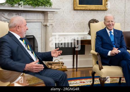 Reportage: Visita del presidente brasiliano Luiz Inacio Lula da Silva alla Casa Bianca (2023) - il presidente Joe Biden incontra il presidente brasiliano Luiz Inacio Lula da Silva, venerdì 10 febbraio 2023, nell'Ufficio ovale. Foto Stock