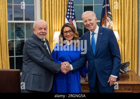 Reportage: Visita del presidente brasiliano Luiz Inacio Lula da Silva alla Casa Bianca (2023) - il presidente Joe Biden incontra il presidente brasiliano Luiz Inacio Lula da Silva e sua moglie Janja Lula de Silva, venerdì 10 febbraio 2023, nell'Ufficio ovale. Foto Stock