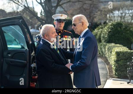 Reportage: Visita del presidente brasiliano Luiz Inacio Lula da Silva alla Casa Bianca (2023) - il presidente Joe Biden saluta il presidente brasiliano Luiz Inacio Lula da Silva, venerdì 10 febbraio 2023, presso il portico sud della Casa Bianca. Foto Stock