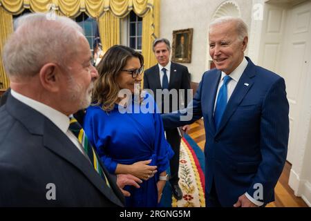 Reportage: Visita del presidente brasiliano Luiz Inacio Lula da Silva alla Casa Bianca (2023) - il presidente Joe Biden incontra il presidente brasiliano Luiz Inacio Lula da Silva e sua moglie Janja Lula de Silva, venerdì 10 febbraio 2023, nell'Ufficio ovale. Foto Stock