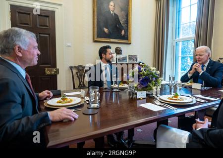 Reportage: Il presidente Joe Biden ospita un pranzo con re Abd Allah II e il principe ereditario Hussein di Giordania, giovedì 2 febbraio 2023, nella sala da pranzo privata Oval Office della Casa Bianca. Foto Stock