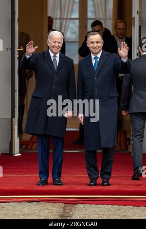 Reportage: Joe Biden visita in Polonia (2023) - il presidente Joe Biden arriva al Palazzo presidenziale di Varsavia, in Polonia, martedì 21 febbraio 2023, e viene accolto dal presidente polacco Andrzej Duda. Foto Stock