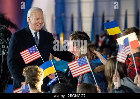 Reportage: Joe Biden visita in Polonia (2023) - il presidente Joe Biden saluta i bambini dopo il suo discorso, martedì 21 febbraio 2023, al Castello reale di Varsavia, in Polonia. Foto Stock