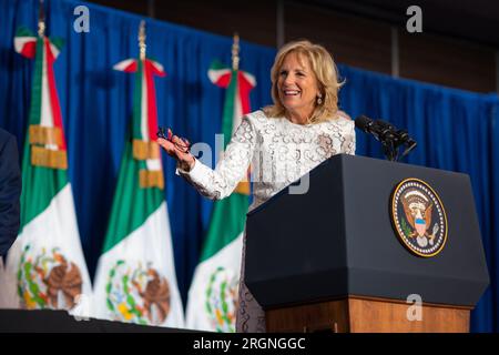 Reportage: Joe Biden, insieme alla moglie Jill Biden, visita città del Messico (gennaio 2023) - la First Lady Jill Biden fa osservazioni durante un incontro e saluto all'ambasciata, domenica 8 gennaio 2023, presso l'InterContinental Presidente di città del Messico. Foto Stock