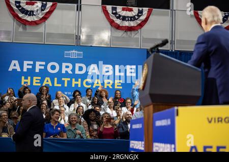 Reportage: Visita del presidente Biden a Virginia Beach per il discorso sull'assistenza sanitaria (2023) - il presidente Joe Biden fa osservazioni sulla protezione dell'accesso all'assistenza sanitaria a prezzi accessibili, martedì 28 febbraio 2023, presso il Kempsville Recreation Center di Virginia Beach, Virginia. Foto Stock